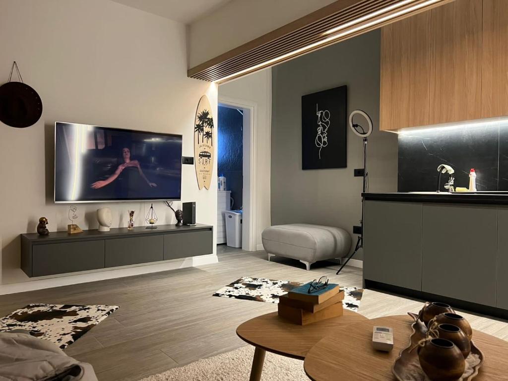 een woonkamer met een flatscreen-tv aan de muur bij Temali Apartment in Shkodër