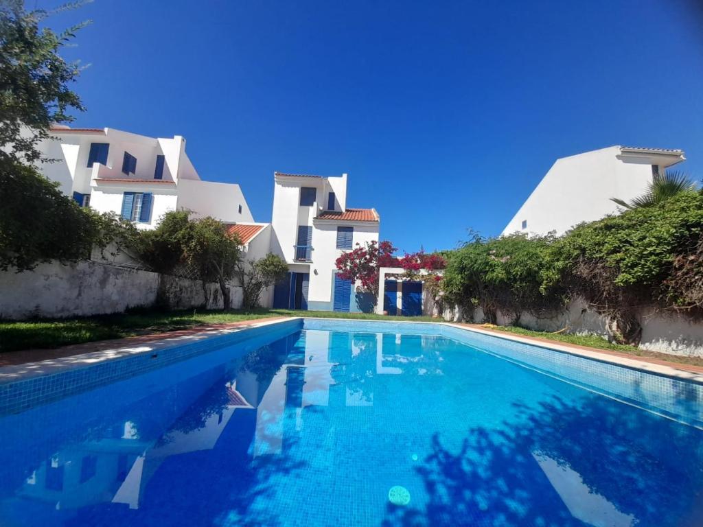 una piscina frente a algunas casas en Villa Arrábida en Palmela
