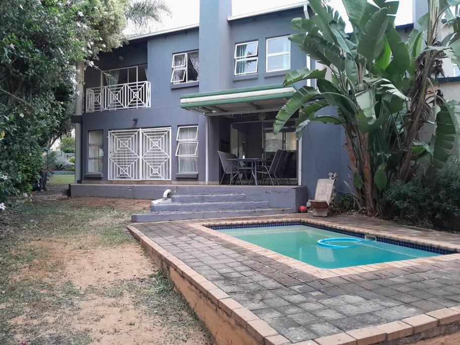 una casa con piscina frente a ella en 3 bedroom self catering @ Lelapa La Baphogole en Pretoria