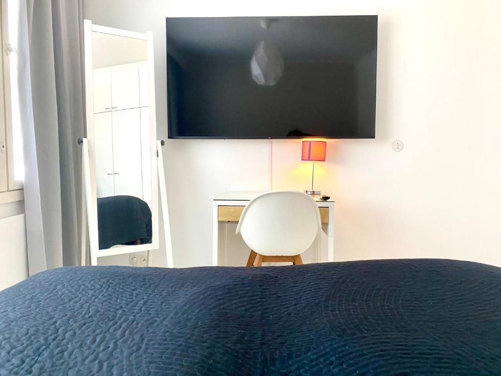 - une chambre avec un lit, un bureau et une chaise dans l'établissement Huttunen - Ihqu kolmio loistavalla sijainnilla, à Iisalmi