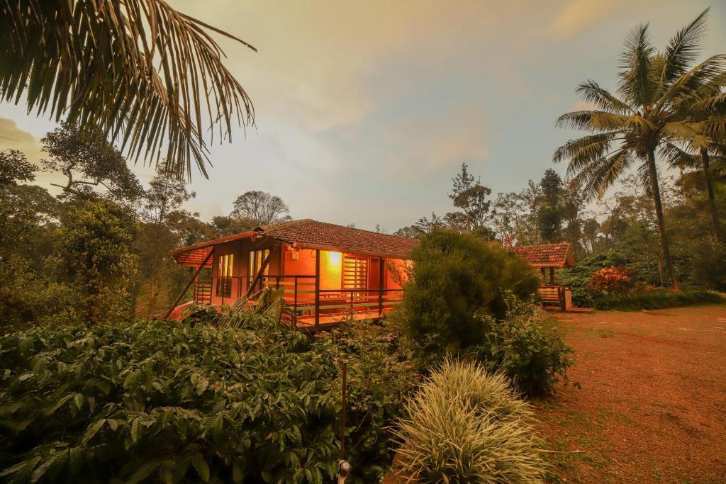 una casa en medio de un campo con un árbol en Xplore Indo - Glamping Villa, en Napoklu