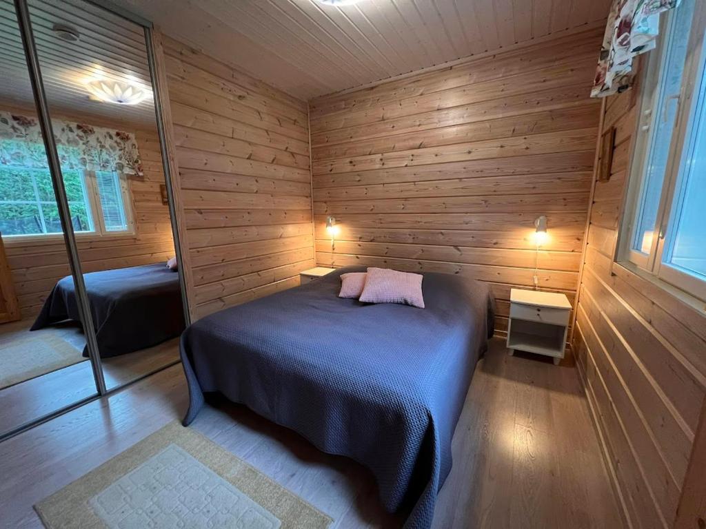 Postel nebo postele na pokoji v ubytování Keskikosken Lomamökit