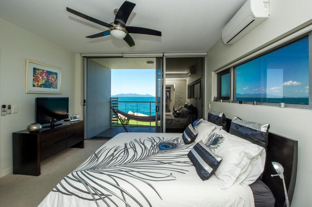 Postel nebo postele na pokoji v ubytování Panoramic Ocean Views 2 bed/2 bath Unit, Nelly Bay