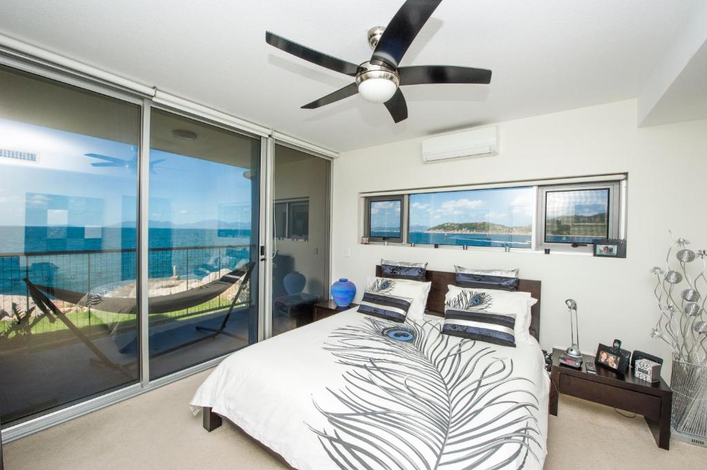 Postel nebo postele na pokoji v ubytování Panoramic Ocean Views 2 bed/2 bath Unit, Nelly Bay