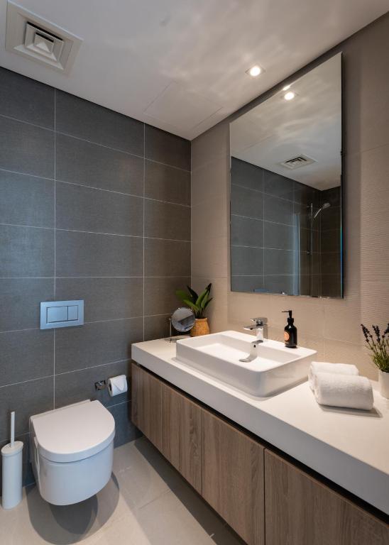 EasyGo - LIV Residences Dubai Marina 2 Bedroom View Marina