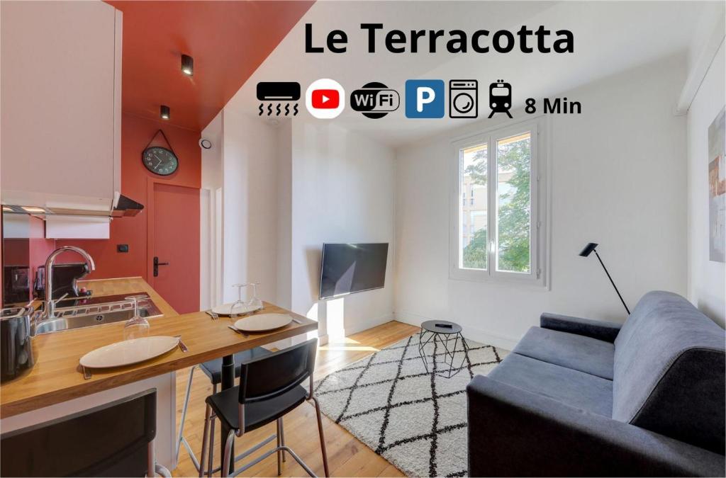 sala de estar con sofá azul y cocina en Terracotta-T2-Clim-Parking gratuit privé, en Pierre-Bénite