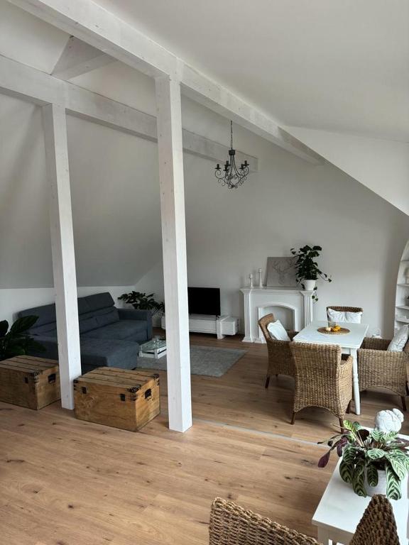 uma sala de estar com um sofá e uma mesa em Ferienwohnung Im Heuspeicher em Meckenheim