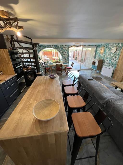 a table and chairs in a room with a bar at Villa moderne 3 chambres double , proche de la mer, le Micocoulier quartier sainte Marguerite in La Garde