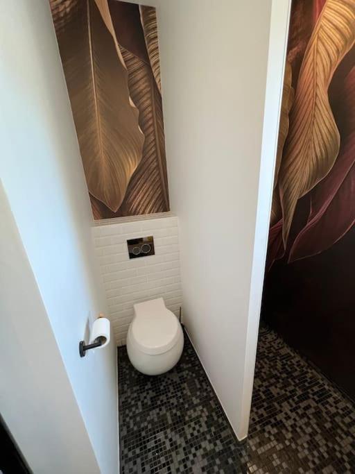 a bathroom with a white toilet in a doorway at Villa moderne 3 chambres double , proche de la mer, le Micocoulier quartier sainte Marguerite in La Garde