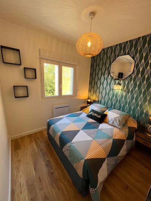 a bedroom with a bed with a checkered blanket at Villa moderne 3 chambres double , proche de la mer, le Micocoulier quartier sainte Marguerite in La Garde