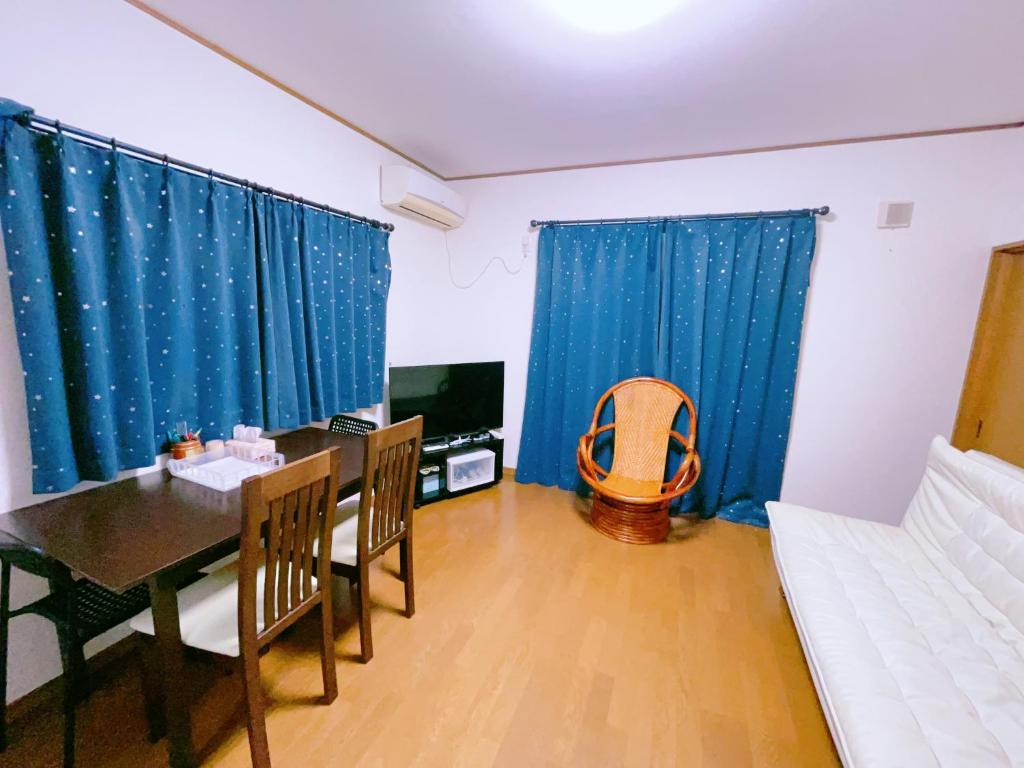 TV a/nebo společenská místnost v ubytování 美山小屋-临近东京夏日乐园，高尾山，相模湖游乐园