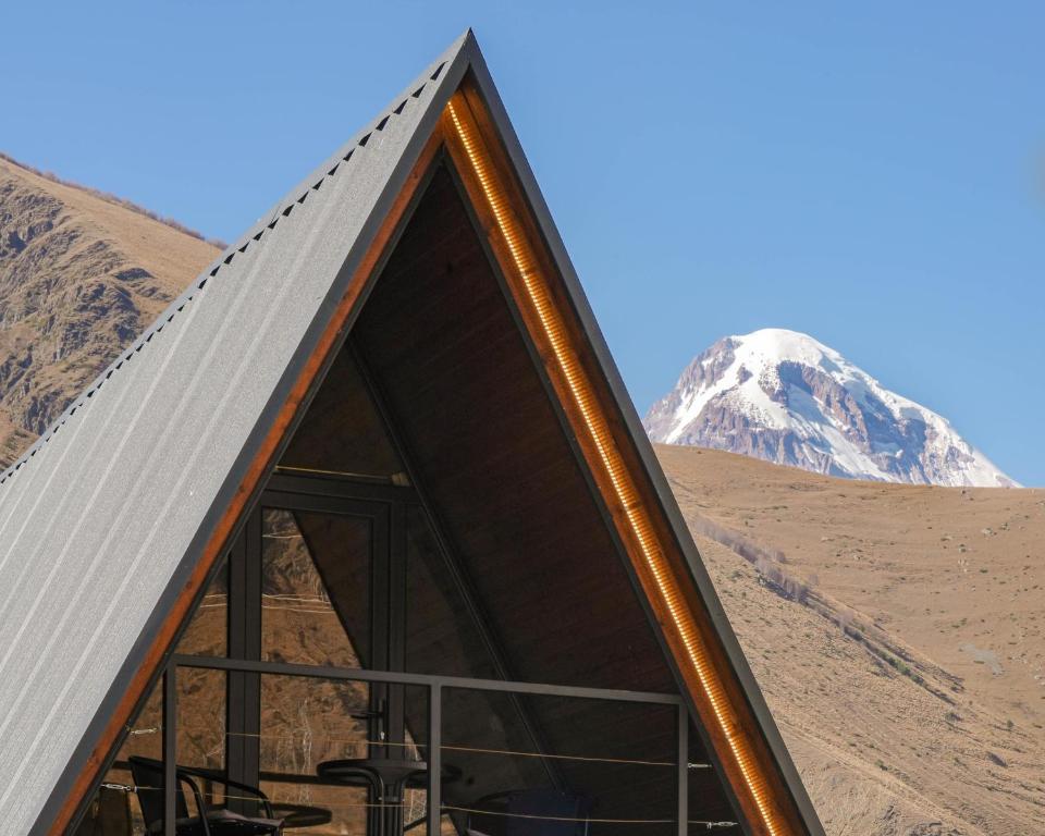 カズベギにあるSavalley Kazbegiの山を背景にした建物