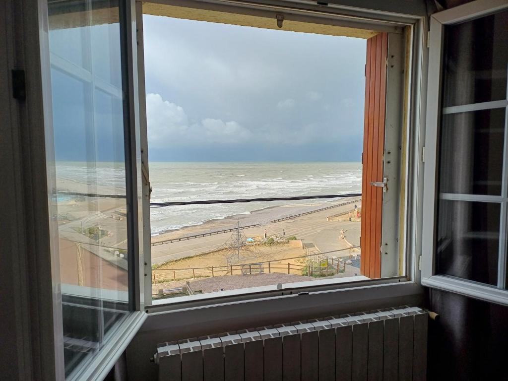 - une fenêtre avec vue sur la plage dans l'établissement Au gré des marées 2 appartement face à la mer 2ème étage, à Ault