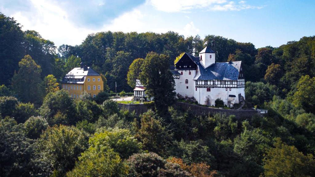 Ett flygfoto av Kavaliershaus neben Schloss Rauenstein