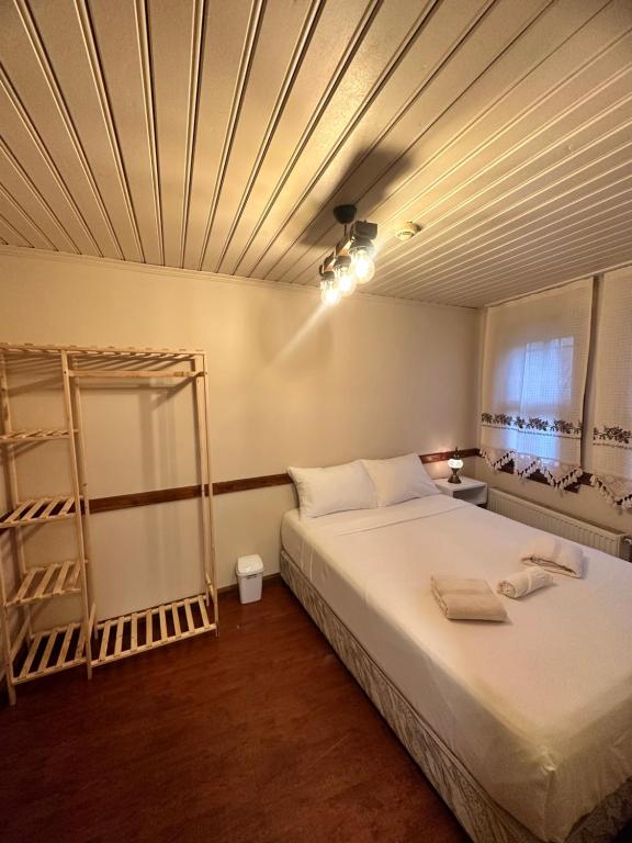 um quarto com uma cama e um tecto de madeira em Melkan Otel Guest House em Istambul