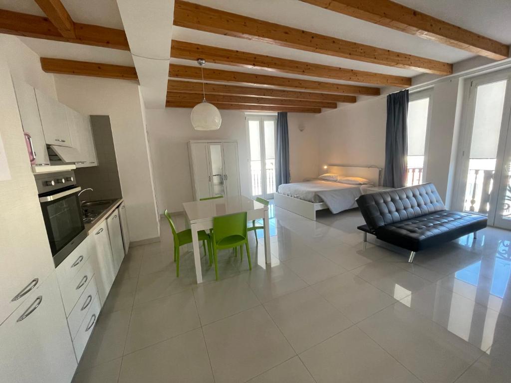 een woonkamer met een bank, een bed en een tafel bij Palazzo di Fazio Suites in San Severo