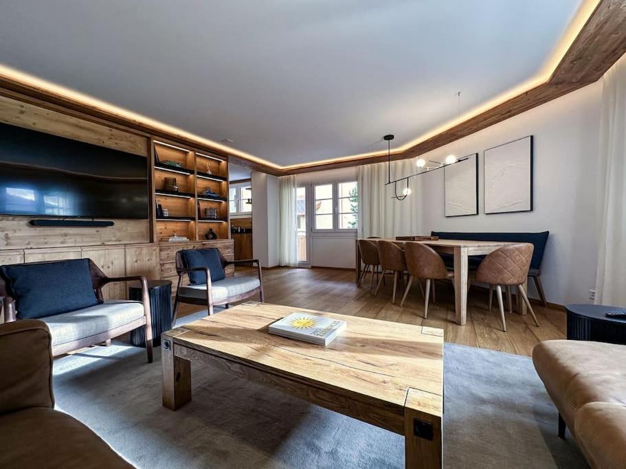 sala de estar con mesa y comedor en Chic Alpine Elegance: Designer Retreat in Samedan en Samedan