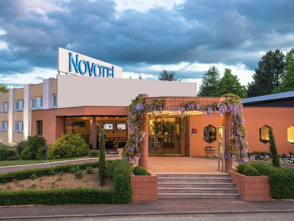 a hotel with an entrance to a novation sign at Novotel Macon Nord Autoroute du Soleil in Mâcon
