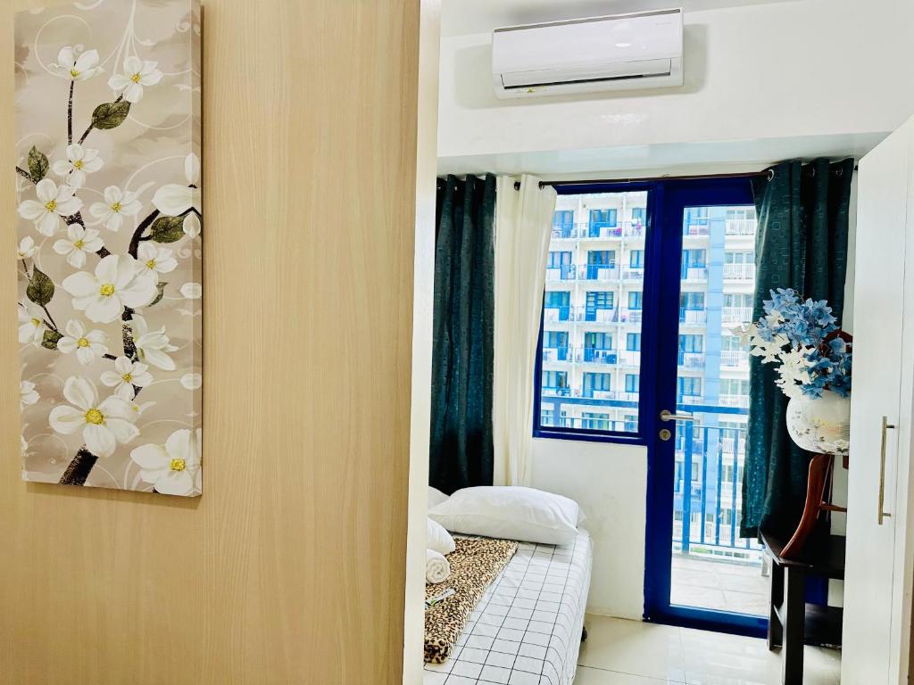 a room with a bed and a window at Sea Residences - Angel Alano in Manila