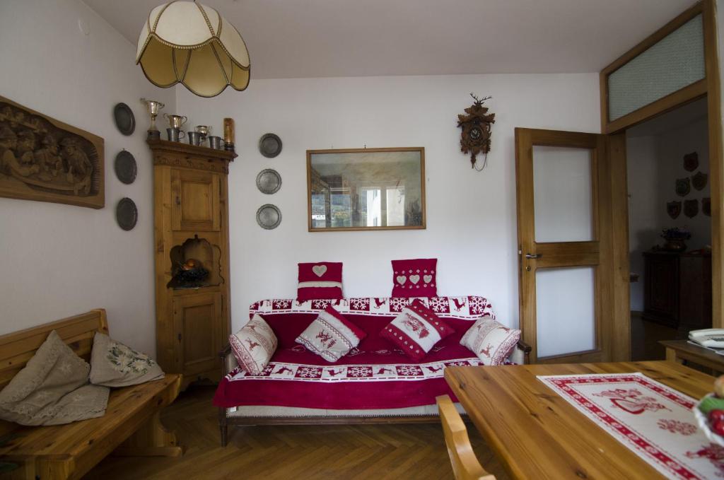 ein Wohnzimmer mit einem Sofa und einem Tisch in der Unterkunft Accogliente appartamento in Corso Italia in Cortina d'Ampezzo