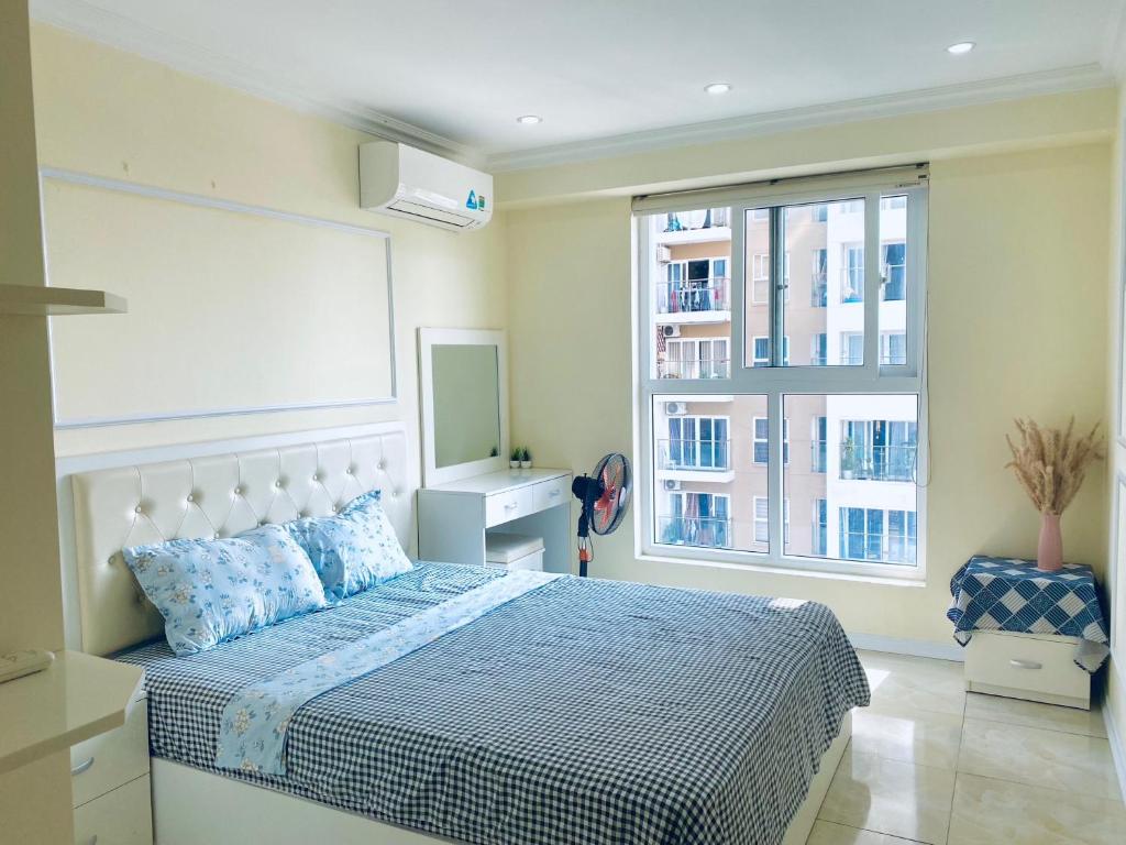 un dormitorio con una cama y una ventana en Căn hộ 3 ngủ gần biển, en Ha Long