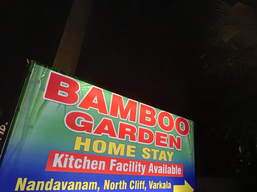 - un panneau pour un séjour dans le jardin dans l'établissement Bamboo garden, à Varkala