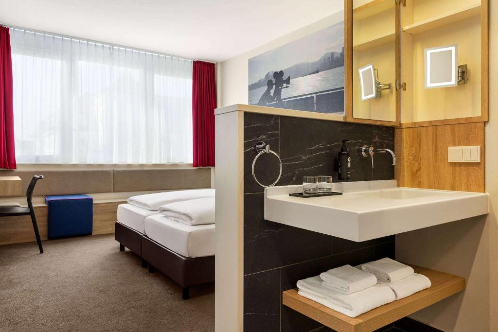 Vienna House Easy by Wyndham München - 休息室可进入的房间