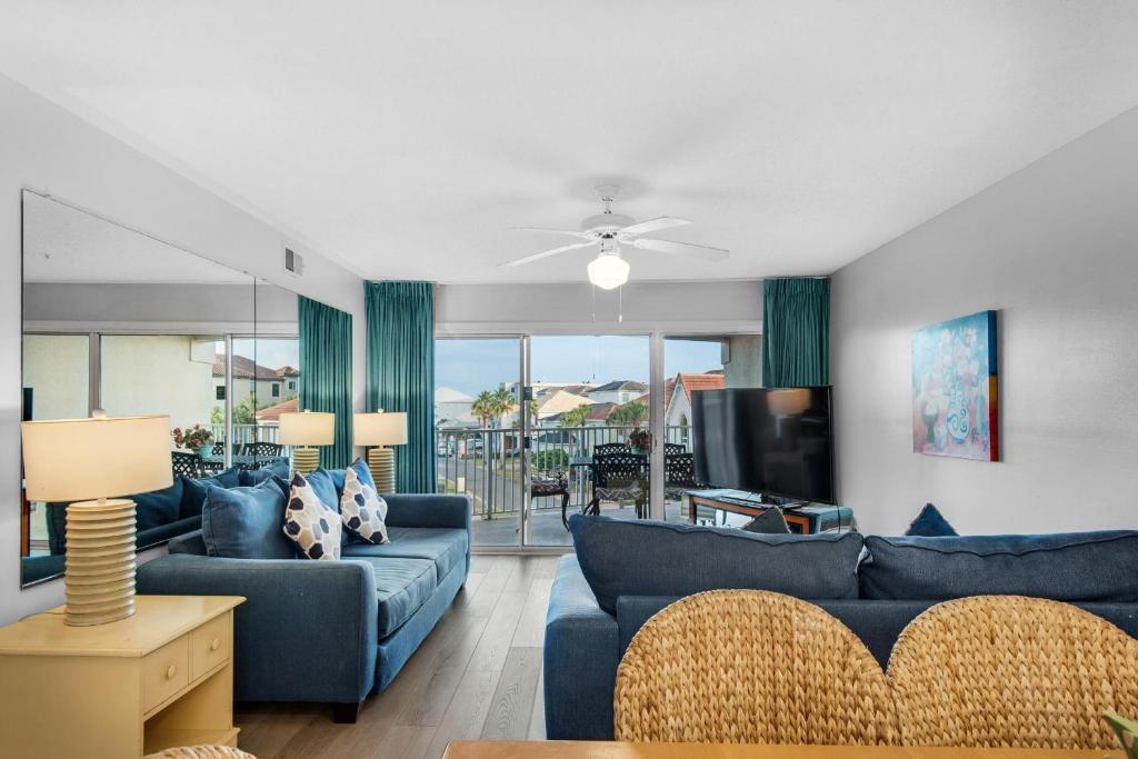 sala de estar con sofás azules y TV en Maravilla 1309, en Destin