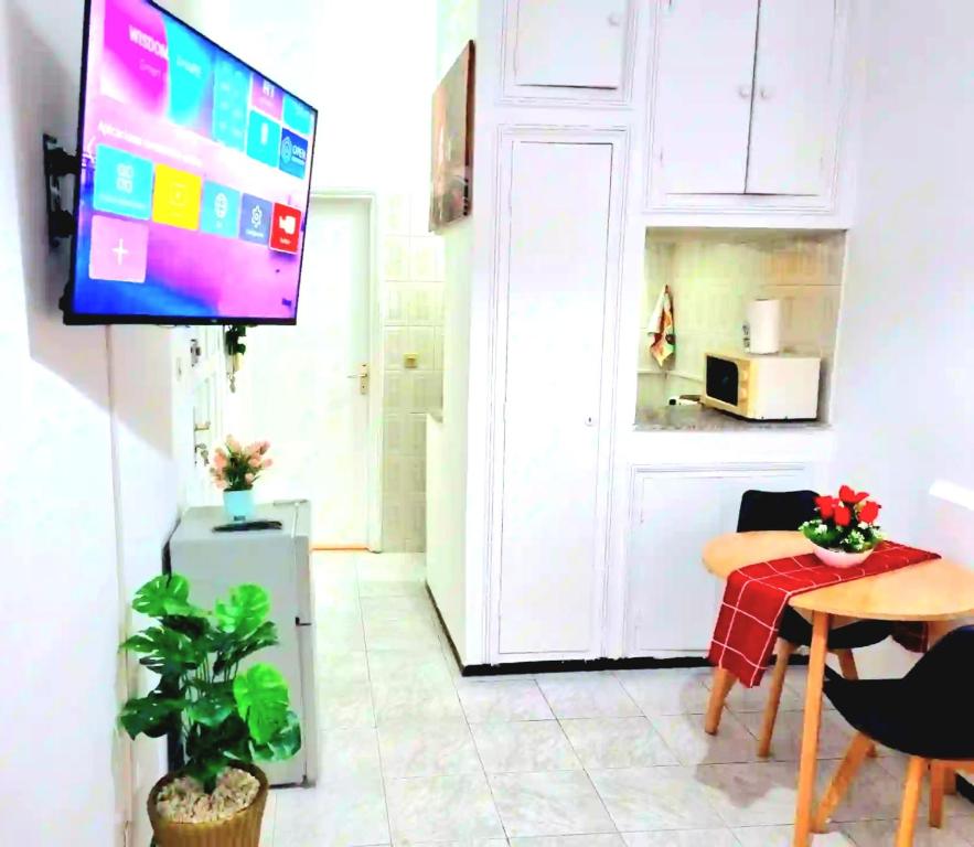 a kitchen with a table and a tv in a room at Mi mini estudio 2 in Rabat