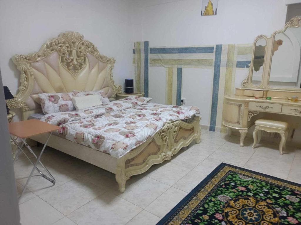 1 dormitorio con cama, tocador y espejo en nice room inside an apartment, en Abu Dabi