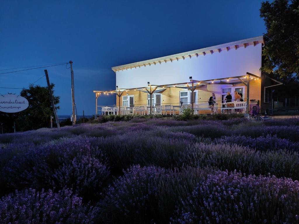 un campo de lavanda frente a un edificio en Levendulászat, en Simontornya