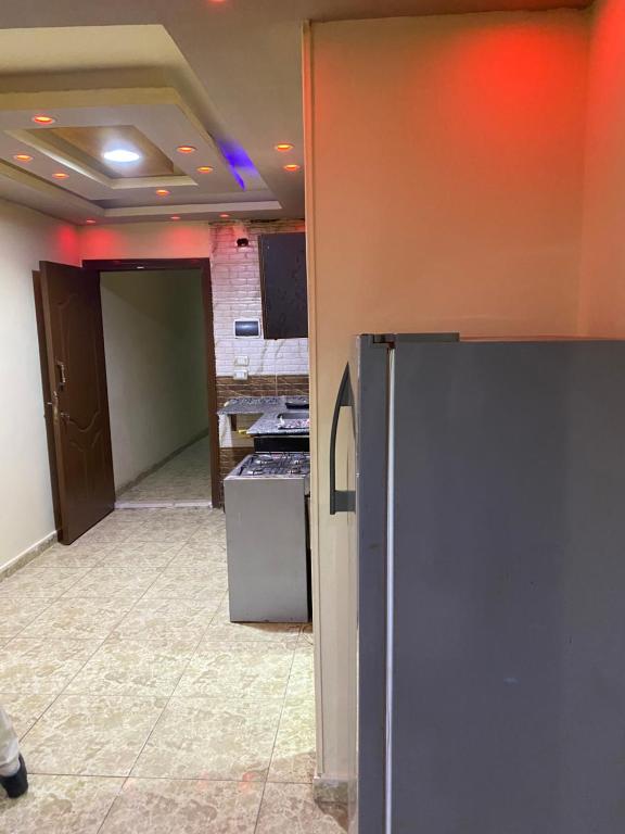 um quarto vazio com uma cozinha com um frigorífico em مفروش مصر الجديده no Cairo