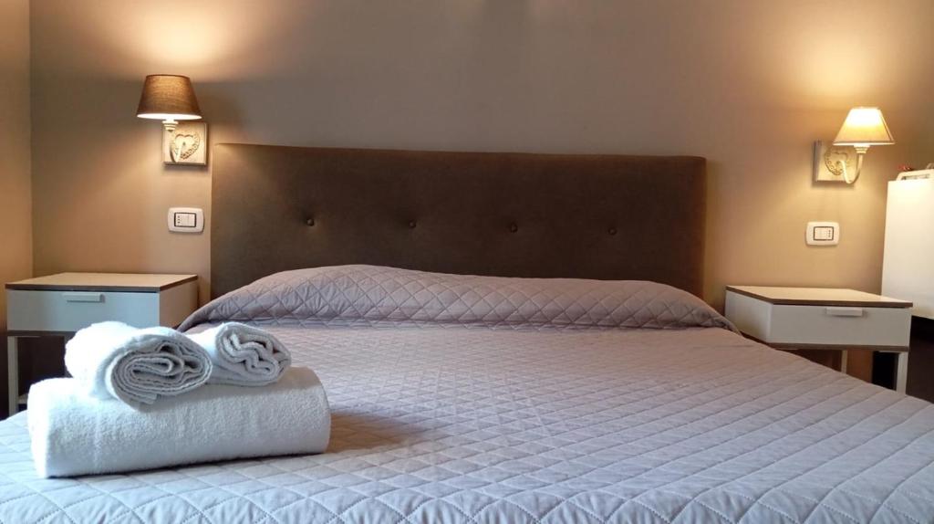 バーリにあるCconfortHotels R&B Cavour - SELF CHECK INのベッドルーム1室(大型ベッド1台、タオル付)