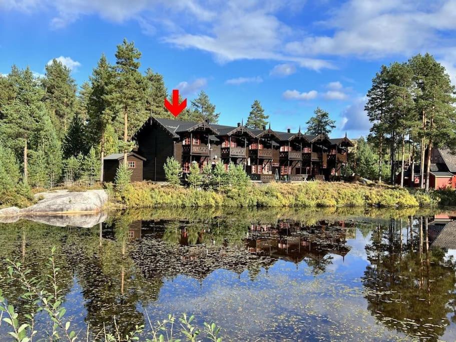 - Vistas al lodge desde el lago en Flott hytte i Vrådal rett ved alpinbakken, en Vradal