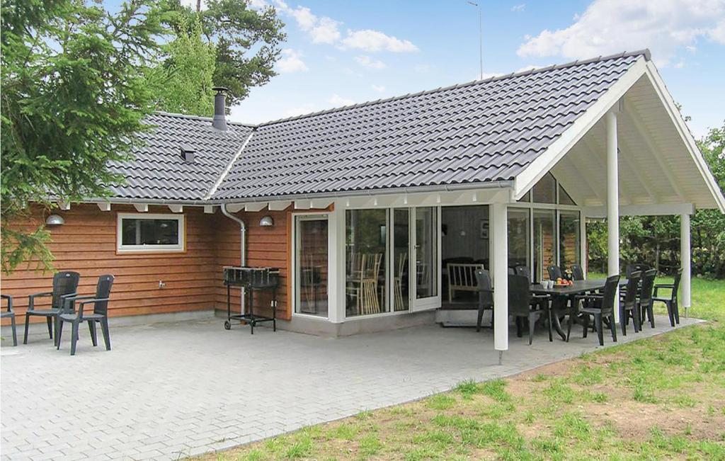 - un pavillon avec une table et des chaises sur la terrasse dans l'établissement Beautiful Home In Kpingsvik With Kitchen, à Köpingsvik