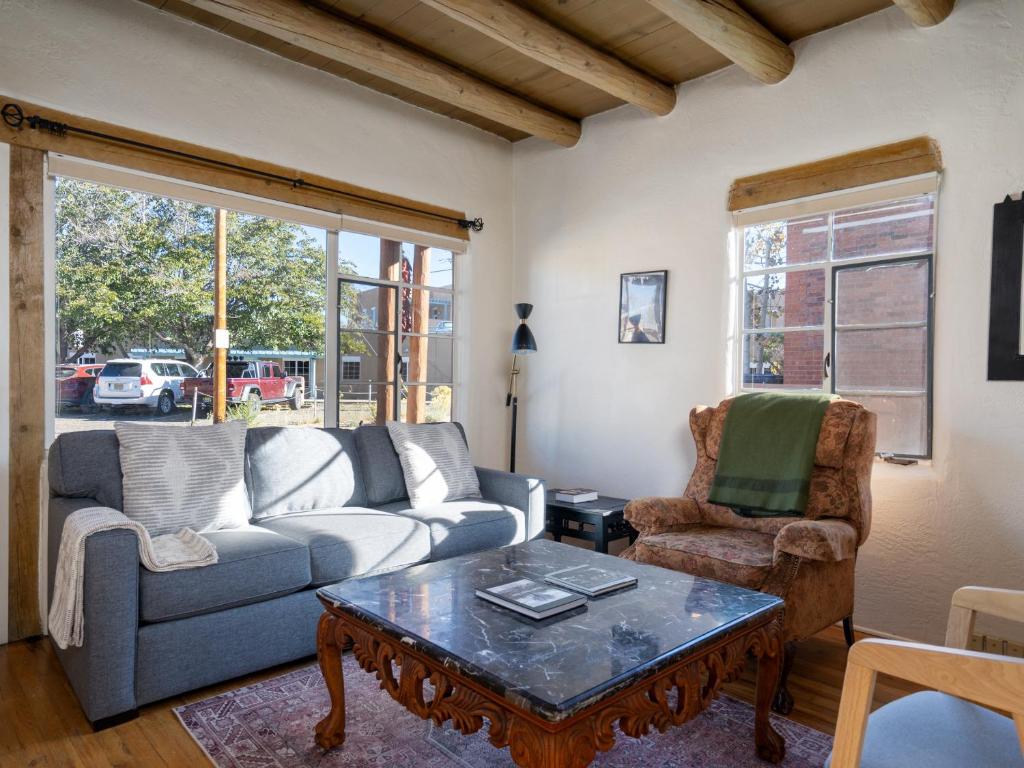 een woonkamer met een bank en een salontafel bij Casita Stieglitz in Santa Fe