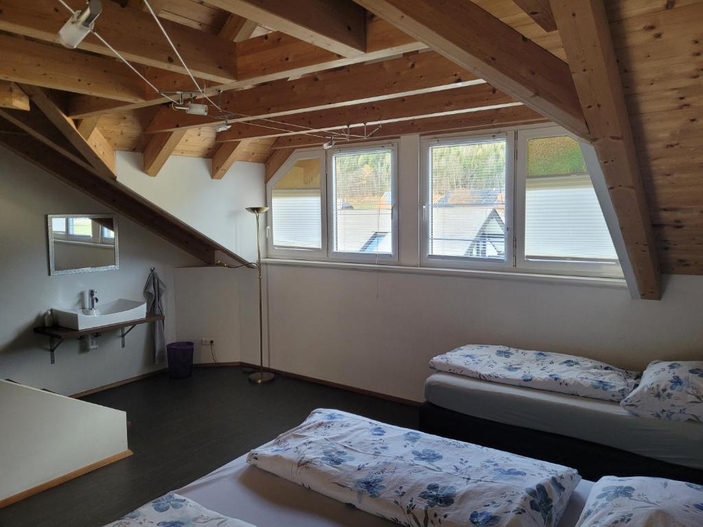 Zimmer mit 2 Betten in einem Zimmer mit Fenstern in der Unterkunft Apartment Katalin in Murau