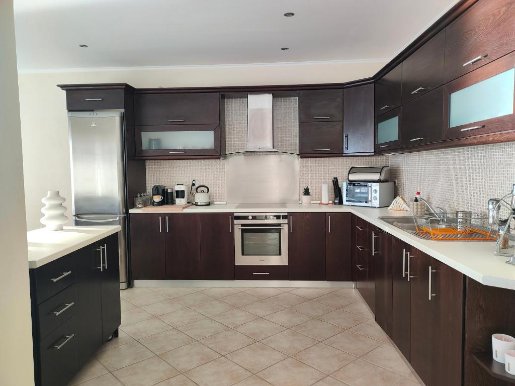 Cuisine ou kitchenette dans l'établissement Barbati Sunrise Suite