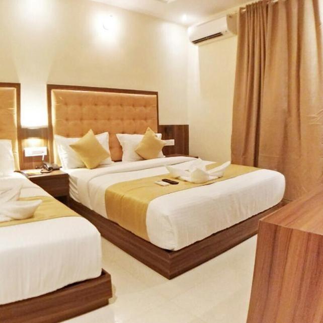 Postel nebo postele na pokoji v ubytování Hotel Emerald Near T2 International Airport Mumbai