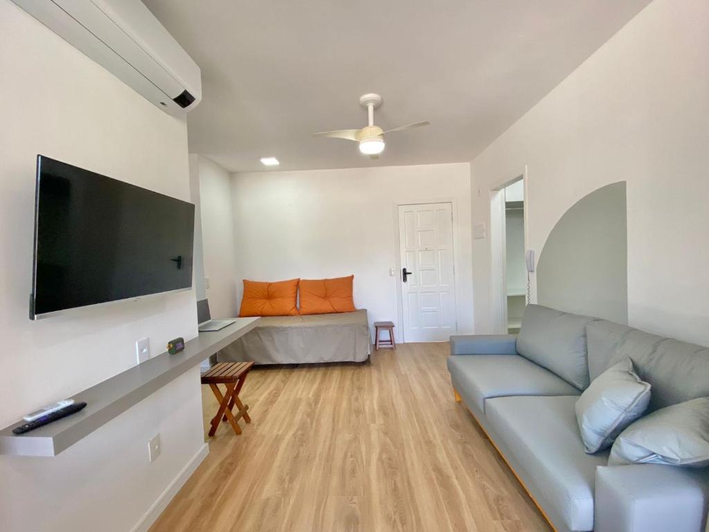 TV a/nebo společenská místnost v ubytování FLAT COM VARANDA E SERVIÇOS NO RIVIERA GREEN