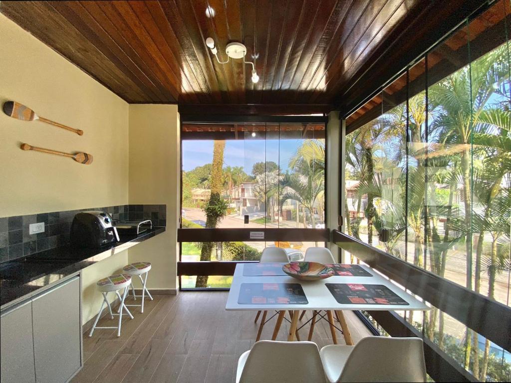 Fotografie z fotogalerie ubytování FLAT COM VARANDA E SERVIÇOS NO RIVIERA GREEN v destinaci Bertioga