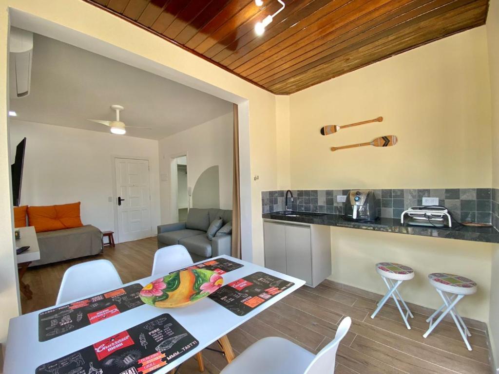 Kuchyň nebo kuchyňský kout v ubytování FLAT COM VARANDA E SERVIÇOS NO RIVIERA GREEN
