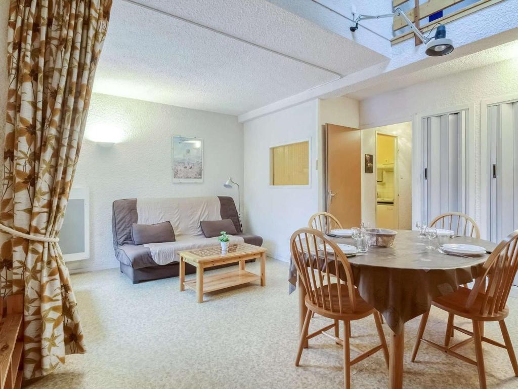 un soggiorno con tavolo e divano di Appartement Cauterets, 3 pièces, 6 personnes - FR-1-401-200 a Cauterets