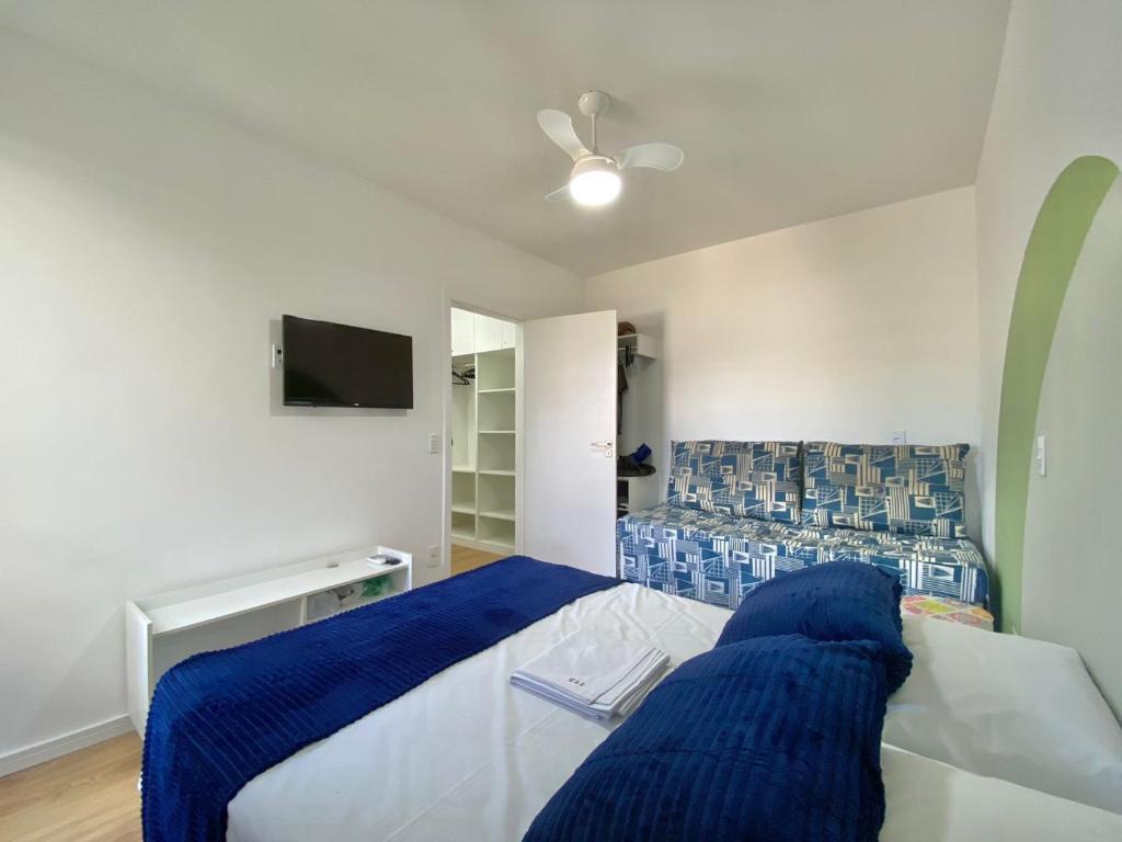 Postel nebo postele na pokoji v ubytování FLAT COM VARANDA E SERVIÇOS NO RIVIERA GREEN