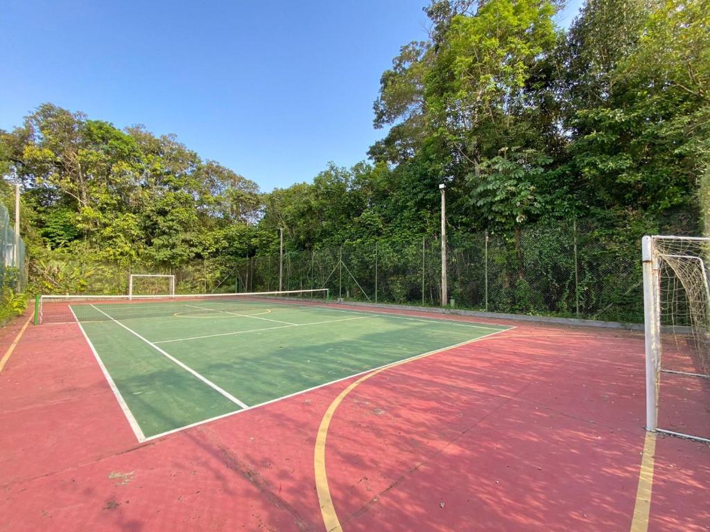 Tenis a/nebo squash v ubytování FLAT COM VARANDA E SERVIÇOS NO RIVIERA GREEN nebo okolí