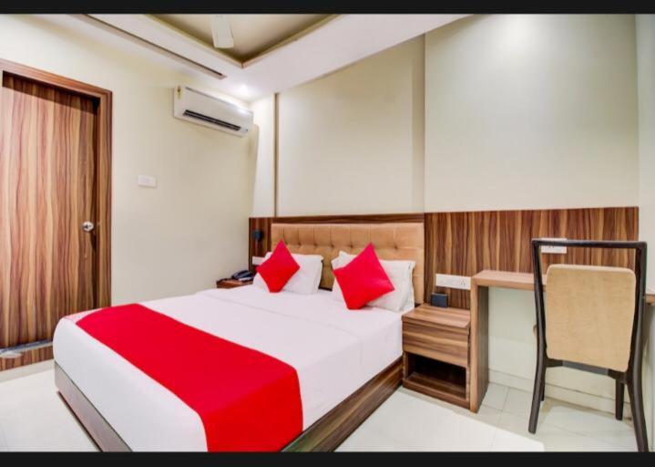 Postel nebo postele na pokoji v ubytování Hotel Emerald Near T2 International Airport Mumbai