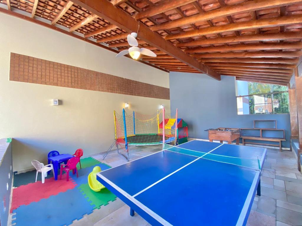 Stolní tenis v ubytování FLAT COM VARANDA E SERVIÇOS NO RIVIERA GREEN nebo okolí
