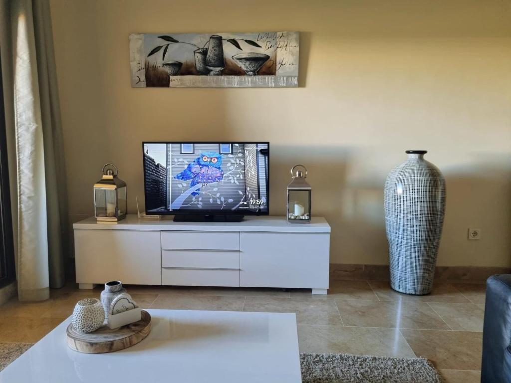 Televízia a/alebo spoločenská miestnosť v ubytovaní Apartment Duquesa Village