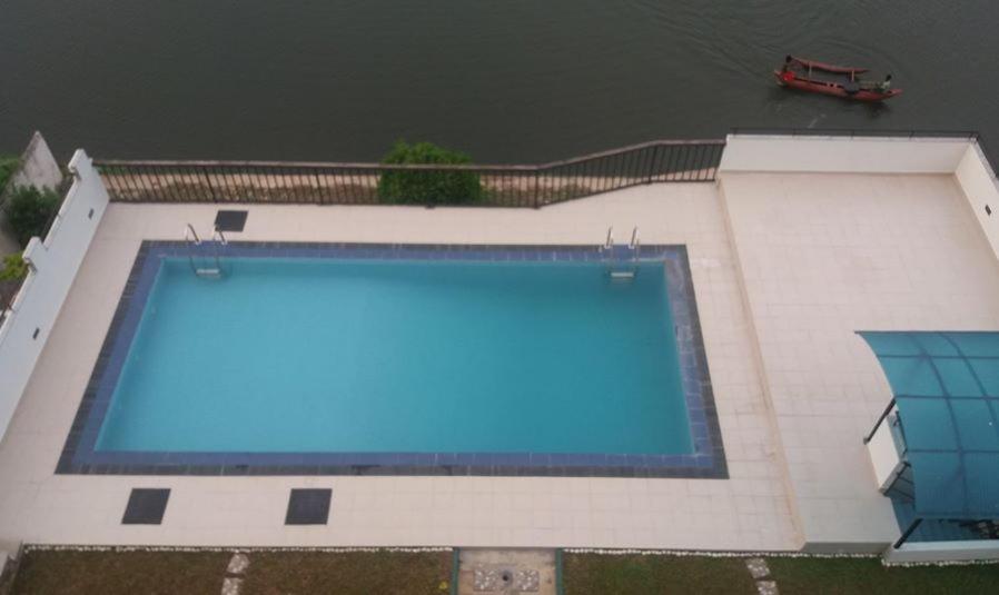 - une grande piscine sur le côté d'un bâtiment dans l'établissement Diyawanna Leisure, à Rajagiriya