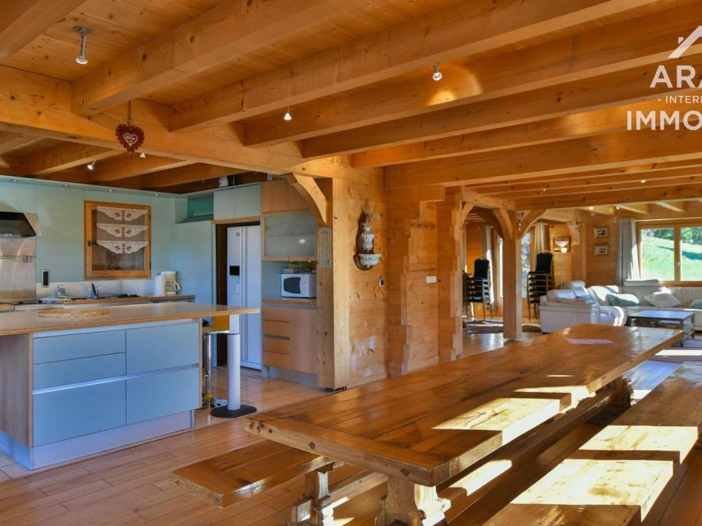 ル・グラン・ボルナンにあるChalet Le Grand-Bornand, 10 pièces, 18 personnes - FR-1-391-29のキッチン(大きな木製テーブル付)